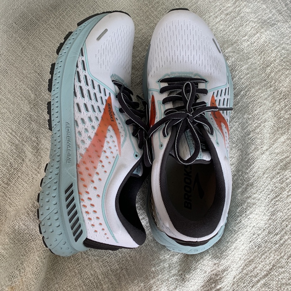 Brand New Brooks Adrenaline GTS 21, womens size 8